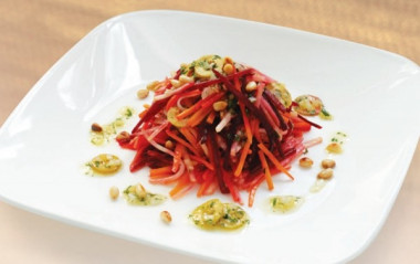 салат из фасоли ,свеклы и яблока