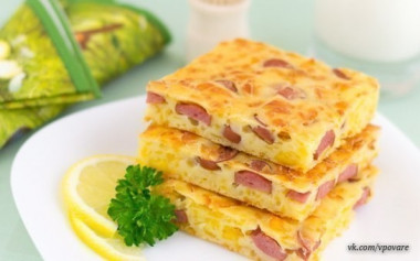 Пирог с сыром и сосисками