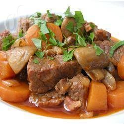 Тушеная говядина с грибами и красным вином