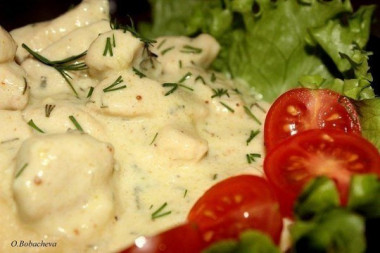 Куриное филе в сметанно-сырном соусе)