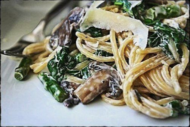 Спагетти с грибами, спаржей и шпинатом