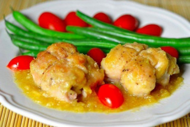 Голень цыплят с сыром и ананасом в ананасовом соусе