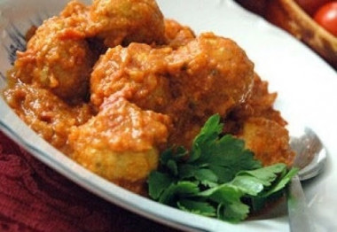 Тефтели с рисом и овощным соусом