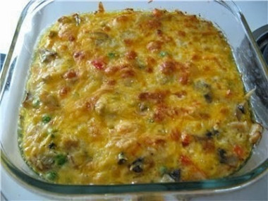 Рисовая запеканка с куриной грудкой, грибами и овощами