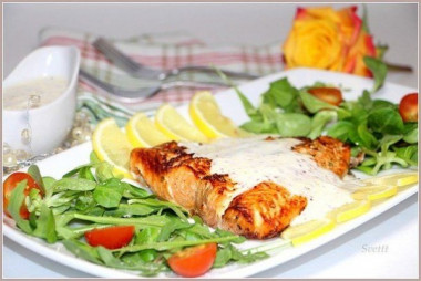 Горячее филе лосося с холодным сливочно-горчичным соусом