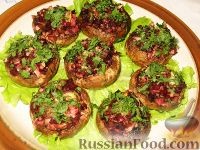 Печеные шампиньоны, фаршированные свеклой