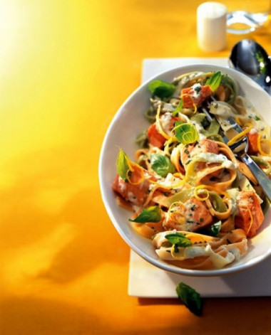 Bandnudeln mit Lachs