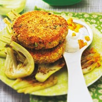 Linsenbratlinge mit Kräuterdip und Fenchel