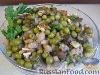 Теплый фасолевый салат с грибами и орехами