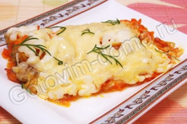 Рыба, запеченная с луком и морковью под сырно-майонезной корочкой