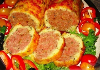 Мясной рулет в сырно-картофельной оболочке