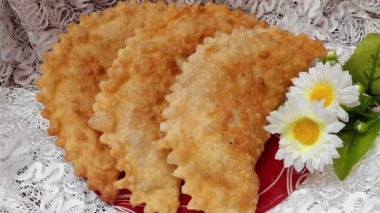 Чебуреки из теста на минеральной воде с водкой.