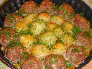 КОТЛЕТЫ С КАРТОШКОЙ В СОУСЕ