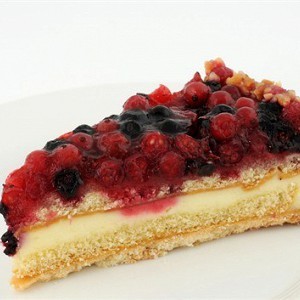 Пирог в белой глазури с красной смородиной