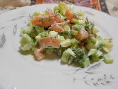 Очень нежный салат с семгой и огурцом