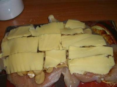 КУРИНЫЙ РУЛЕТ С СЫРНО-ГРИБНОЙ НАЧИНКОЙ