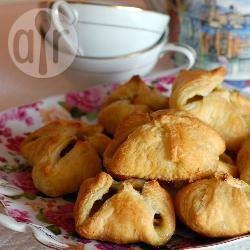 Конвертики из слоеного теста с яблоками.