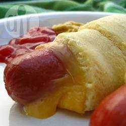 Сосиски в слоеном тесте с сыром