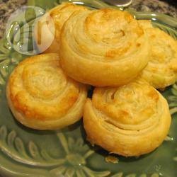 Слоеные крутики с сыром