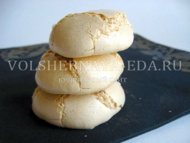 Безе — рецепты с фото. Секреты безе в домашних условиях  Read more: http://volshebnaya-eda.ru/kulinarnyj-klass/kak-prigotovit/beze/#ixzz3YDDcaw5g