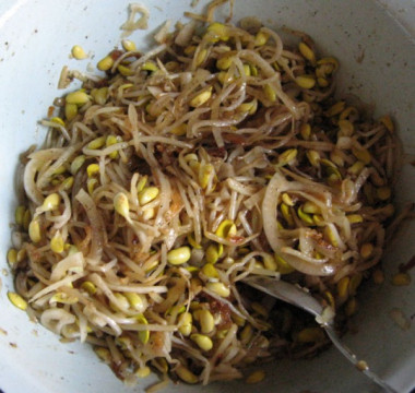 Чиргим Ча (корейский салат из пророщенных бобов сои)