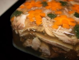 Холодец из свиных хвостов и курицы