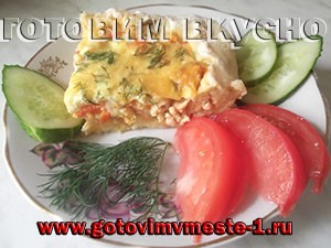 открытый пирог из картофельного теста с курицей и с сыром...