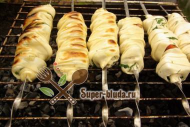 шашлык с сыром и помидорами в тесте...