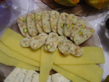 Сыр из сыра с орехами