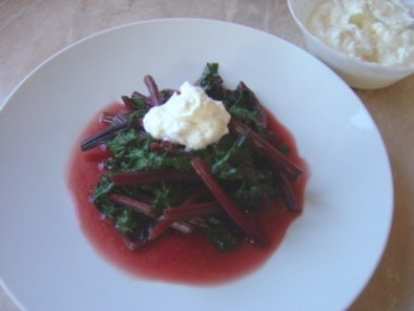 Свекольная ботва тушеная, с вариациями