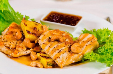 Сочная курица с ананасами