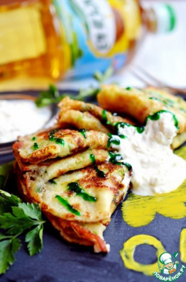 "Пивные" блинчики с беконом под сырным соусом