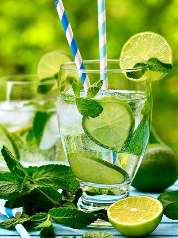 МЯТНАЯ ПРОХЛАДА: ПЯТЬ ЛЕТНИХ НАПИТКОВ