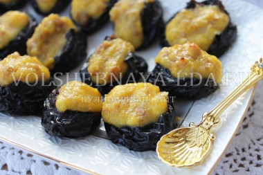 Чернослив с творогом, орехами и медом