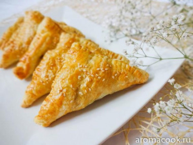 пирожки с капустой из слоёного теста...