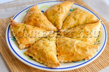 самса из слоёного теста с курицей...