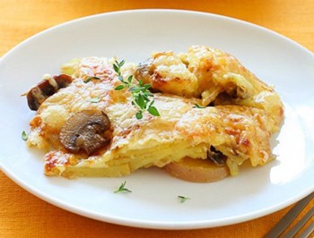 Постная картофельная запеканка с грибами  Источник: http://www.1001eda.com/postnaya-kartofelnaya-zapekanka-s-gribami