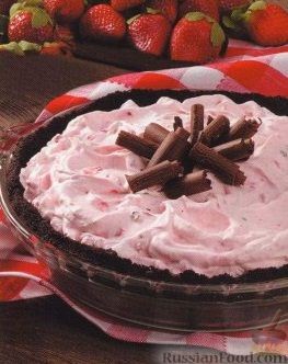 Торт-мороженое с клубникой и орехами