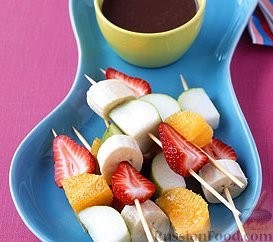 Фруктовые «шашлычки» с шоколадным соусом