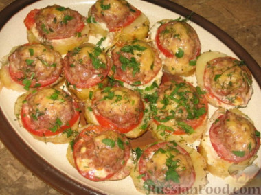 Картофель, запеченный с мясом и помидорами