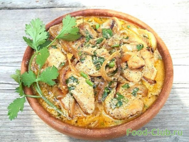 Курица в мультиварке в сметанном соусе