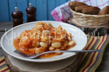 Тушеная капуста с фасолью в мультиварке