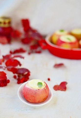 Печеные яблоки с творогом