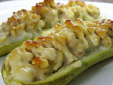 Кабачки, фаршированные курицей и овощами.