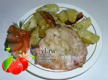 Очень вкусная картошка с курицей в духовке...