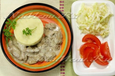 Куриная печень с грибами в сметанном соусе...