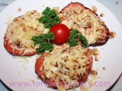 жареная колбаса с сыром и орехами...