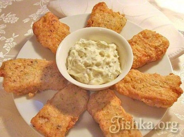 рыба в панировке с соусом а-ля "тартар"...
