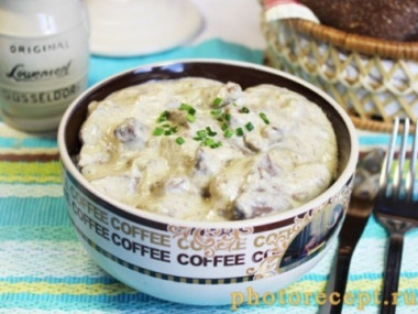 Тушёная печень в сметане...