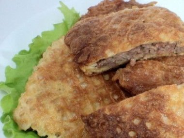 Вафельные коржи с фаршем в кляре...